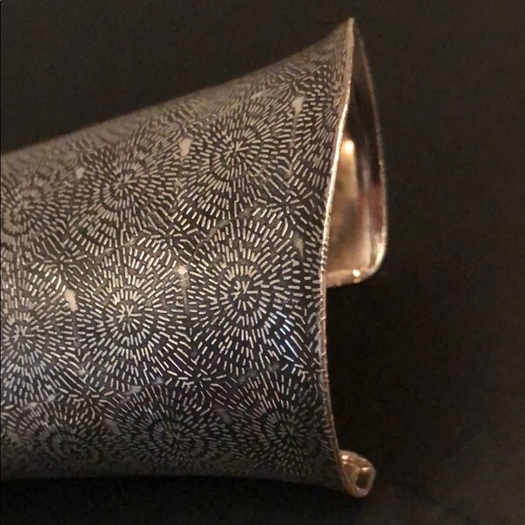 BOHEMIAN SILVER CUFF ETCHED W/BLACK BRACELET - Picture 6 of 8